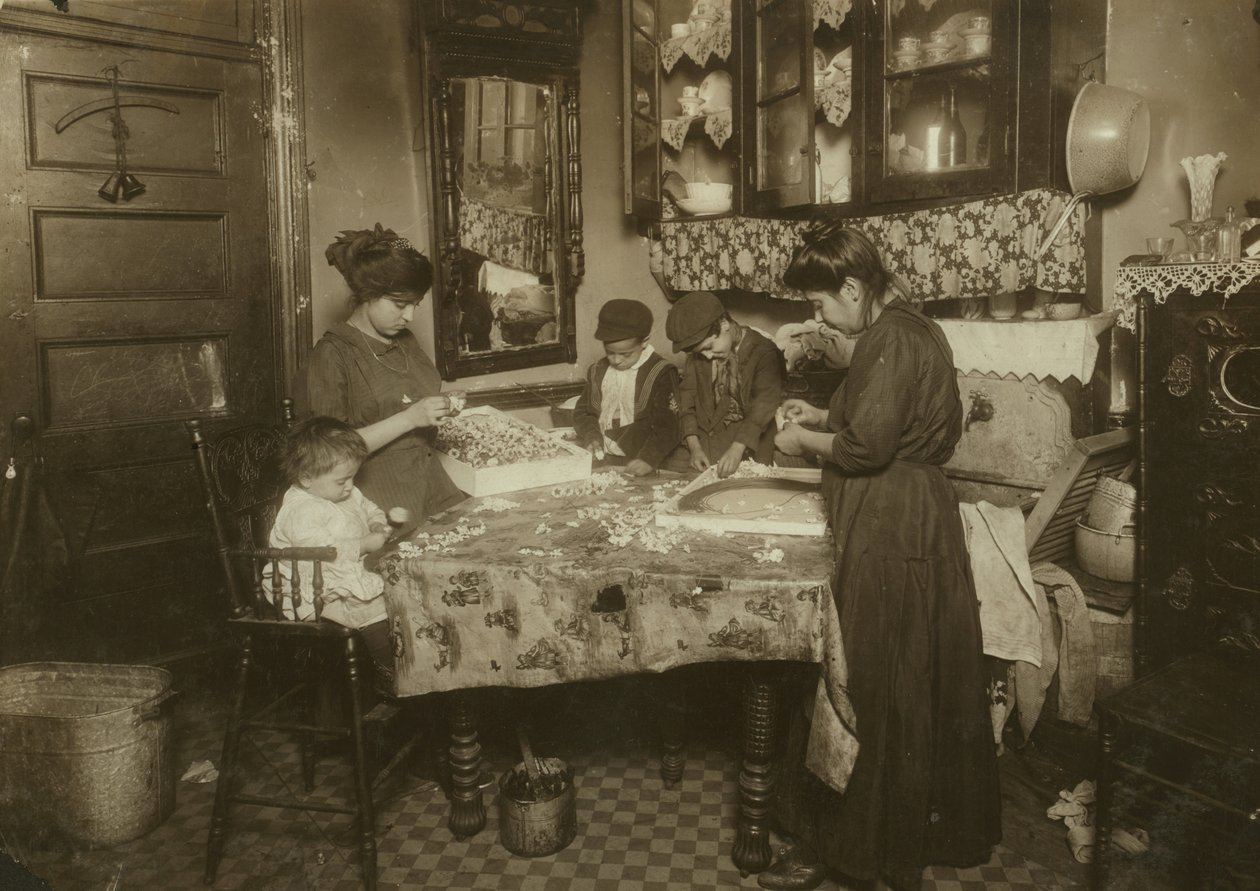 Fru Mette og hendes børn (Josephine 13, Nicholas 6 og Johnnie 8 tjener tilsammen kun 40-50 cents om dagen) laver blomster i en beskidt New York-lejelejlighed, 1911 af Lewis Wickes Hine