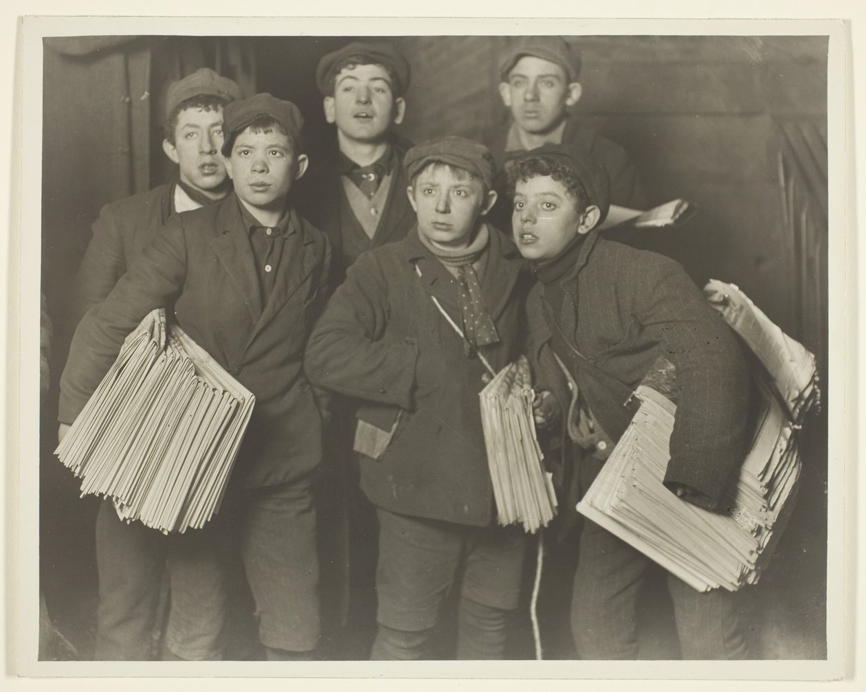 Newboys, Brooklyn Bridge af Lewis Wickes Hine