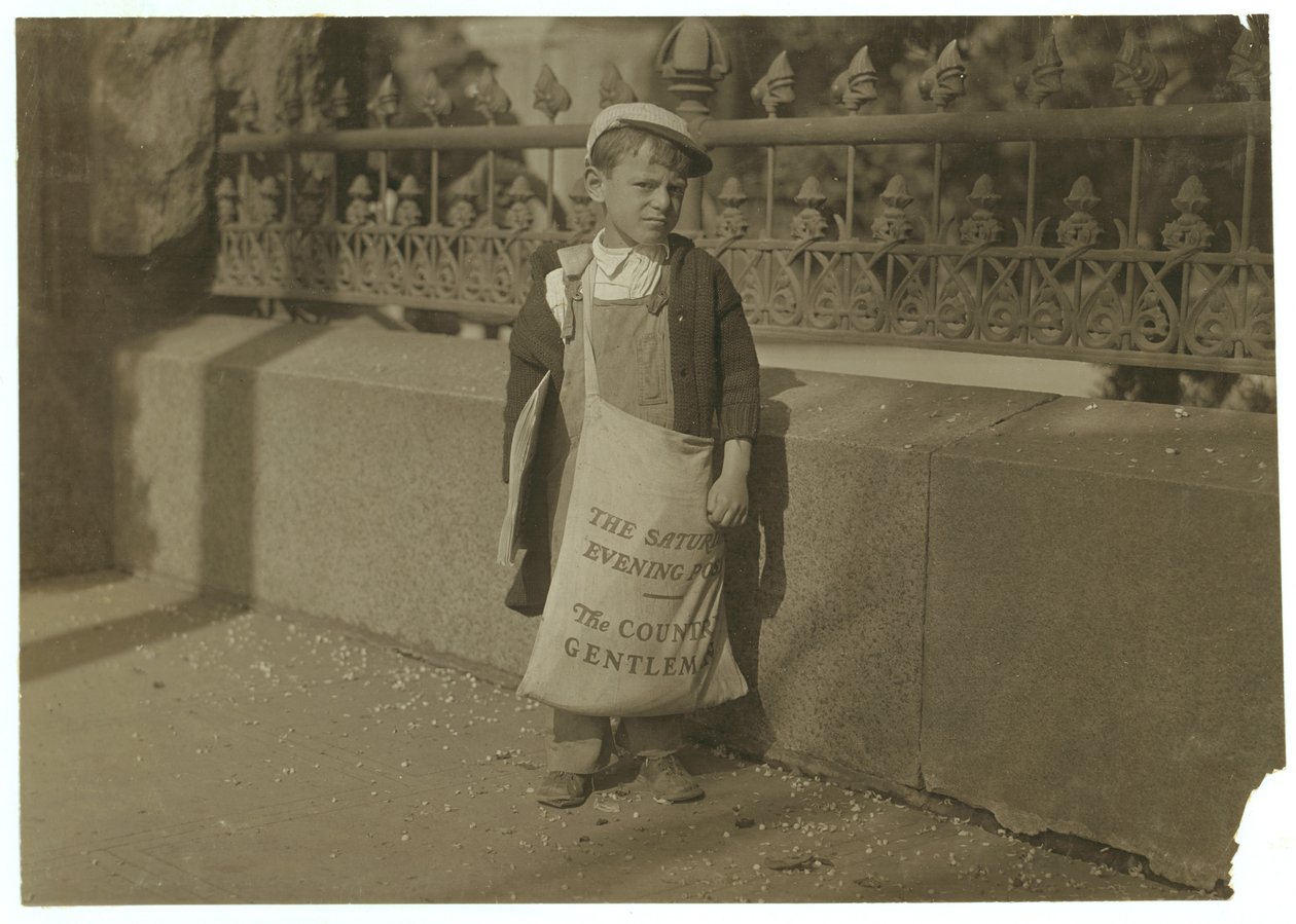 Newsboy Freddie Kafer, 5 eller 6 år gammel, sælger Saturday Evening Posts ved indgangen til State Capitol, Sacramento, Californien, 1915 af Lewis Wickes Hine