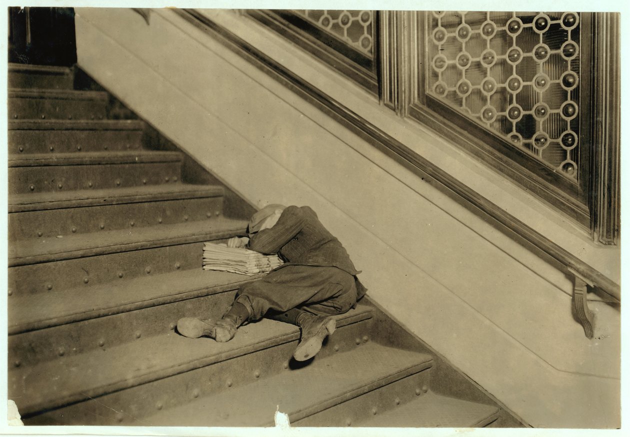 Newsboy sover med sine papirer i Jersey City, New Jersey, 1912 af Lewis Wickes Hine
