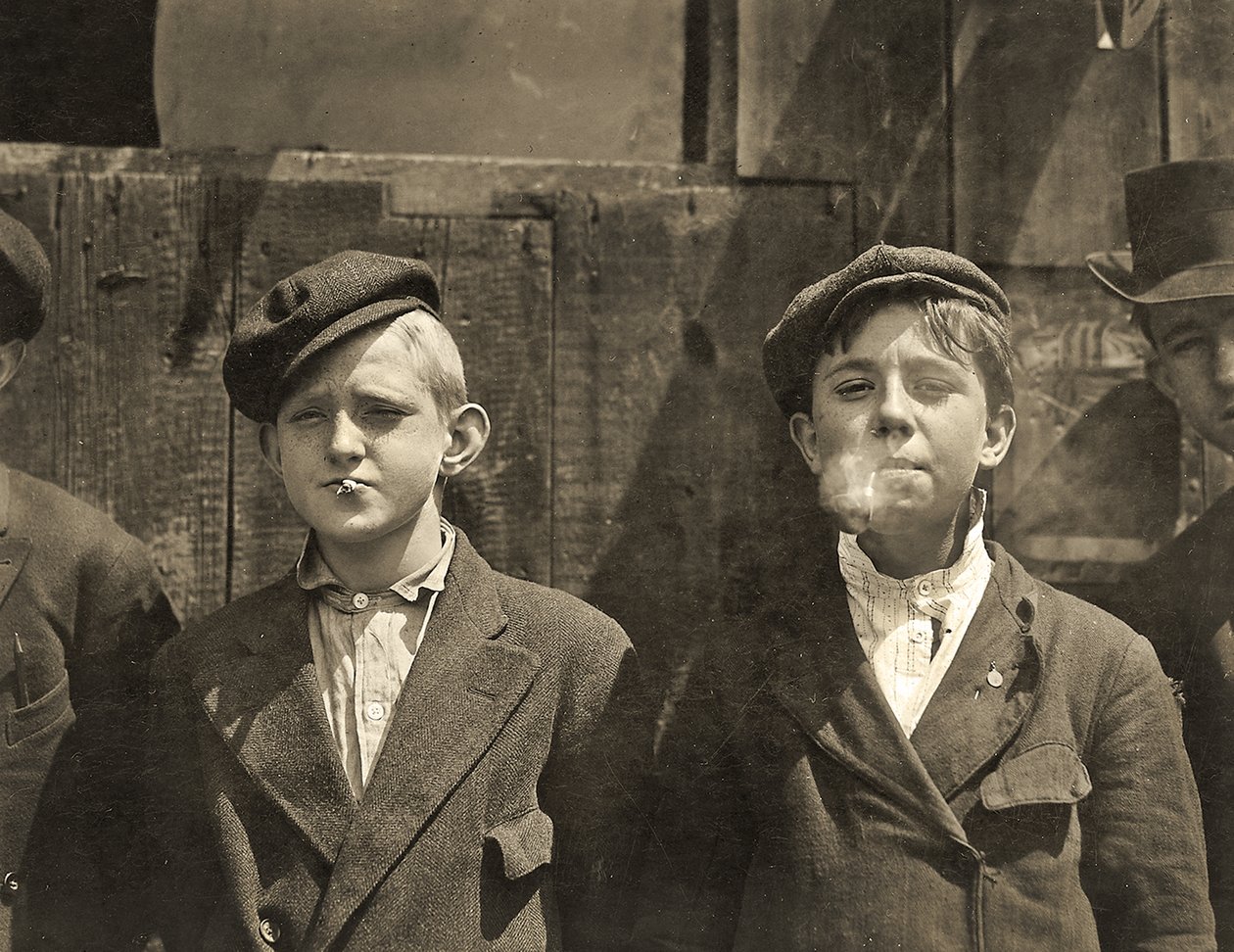 Newsboys holder en cigaretpause, St. Louis, Missouri. 1910 af Lewis Wickes Hine