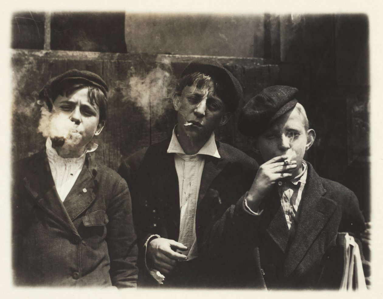 Newsies på Skeeter Branch, St. Louis, Missouri, kl. 11.00. af Lewis Wickes Hine