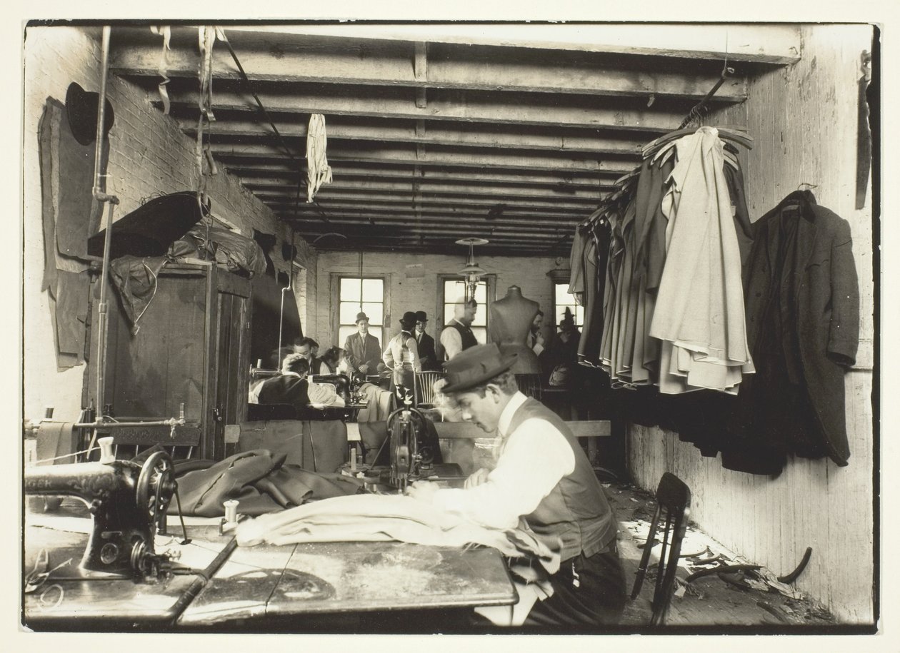 Old Time Garment Shop, New York City af Lewis Wickes Hine