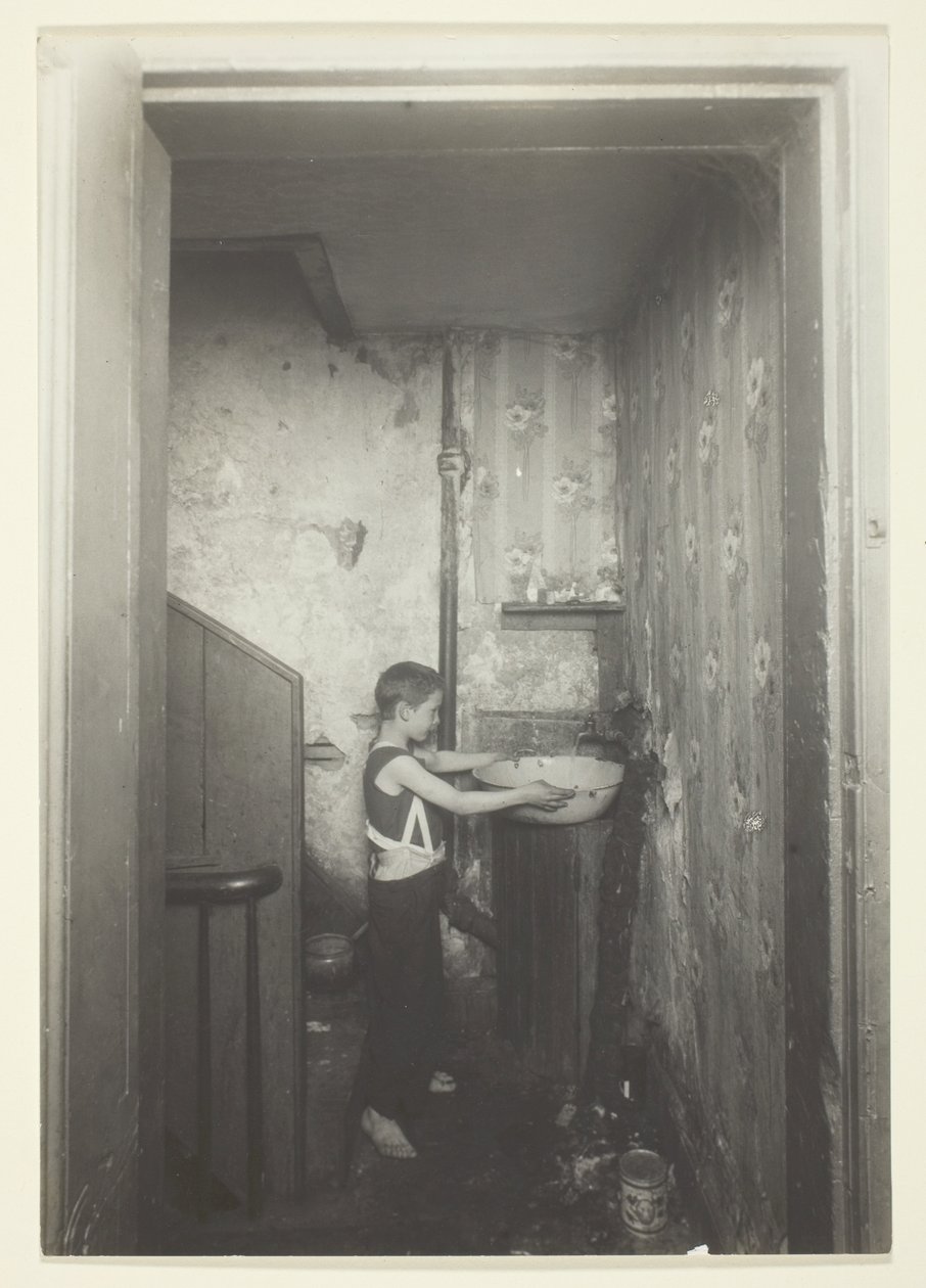 En vandhane til en etage. Gammeldags lejebolig i New York af Lewis Wickes Hine