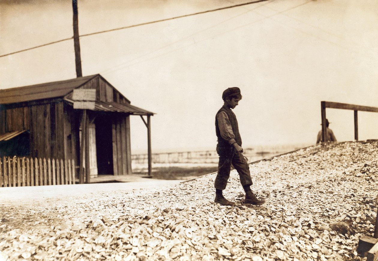 En af de unge østers-shuckers, Pass Christian, Mississippi, februar 1911 (sepia-foto) af Lewis Wickes Hine