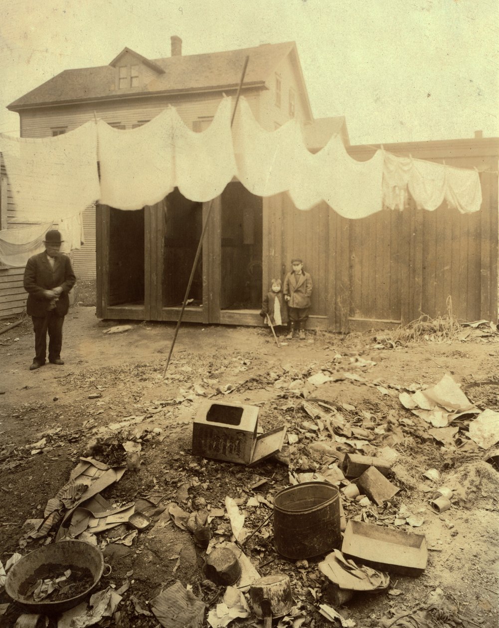 Udhuse i baghaven på Borden Street i Providence, Rhode Island af Lewis Wickes Hine