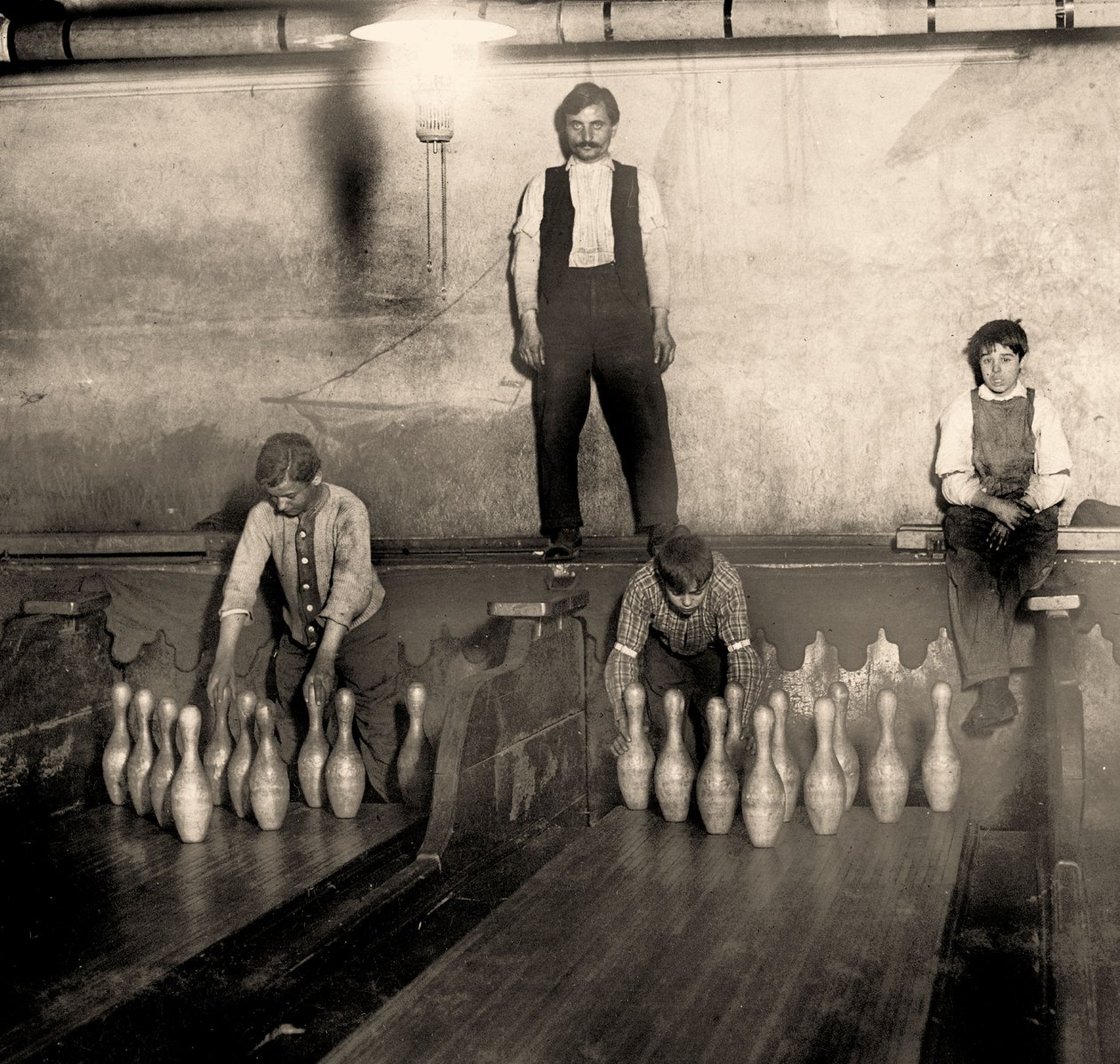Pinboys i en bowlingbane i metroen, 65 South Street, Brooklyn. New York. 1910 af Lewis Wickes Hine