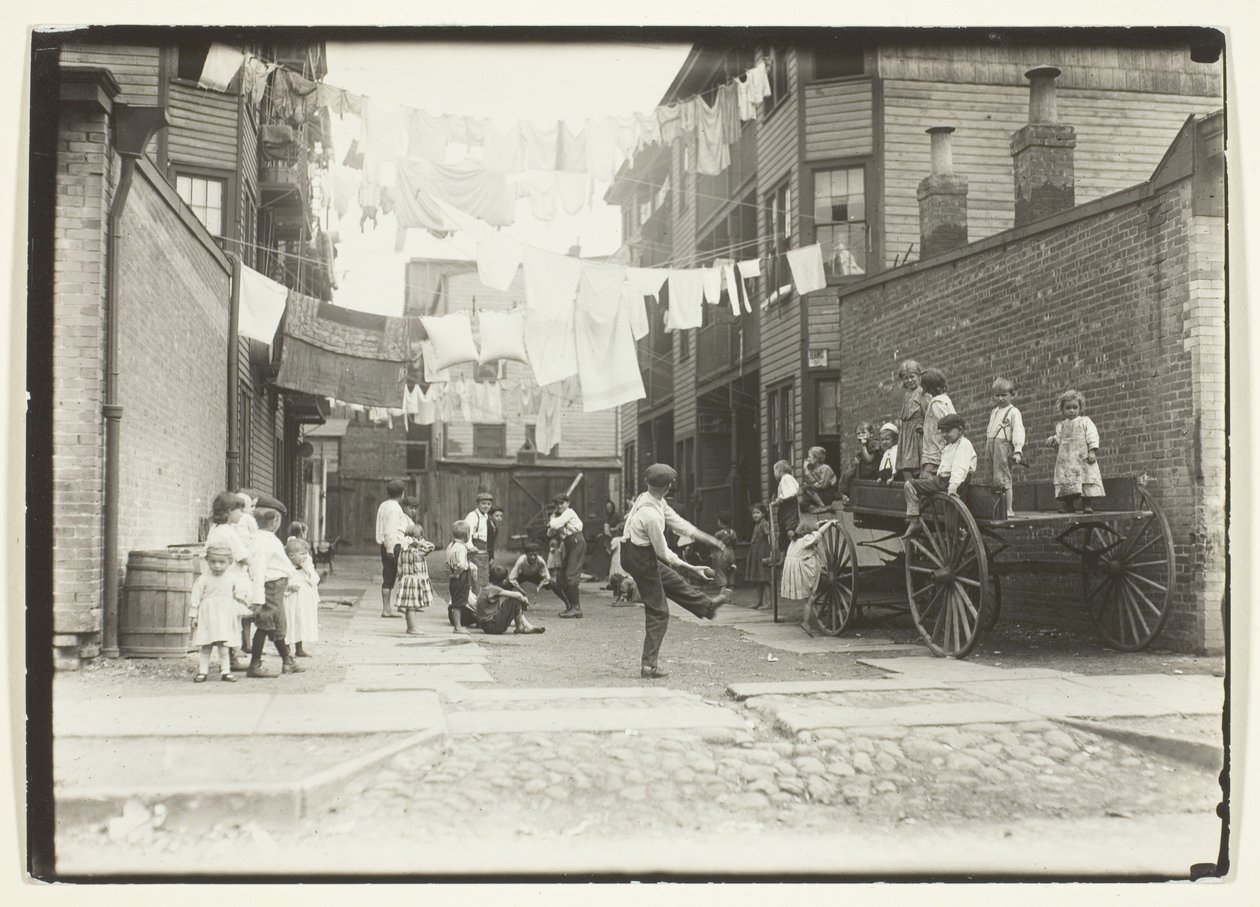 Legeplads i en mølleby (Playground in a Tenement Alley), Boston af Lewis Wickes Hine