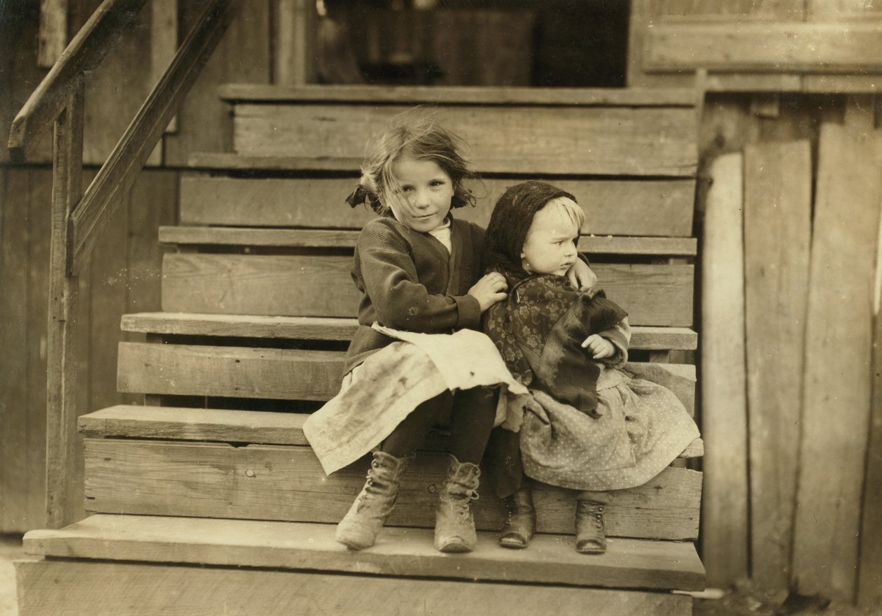 Portræt af en ung pige, der tager sig af babysøster, mens resten af familien arbejder på Local Cannery, Bayou La Batre, Alabama, USA, ca. 1911 af Lewis Wickes Hine