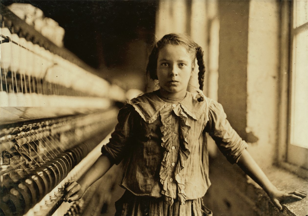 Portræt af ung pige, der arbejder som spinder på bomuldsspinderi, selv om hun ikke er gammel nok til at arbejde, Whitnel, North Carolina af Lewis Wickes Hine