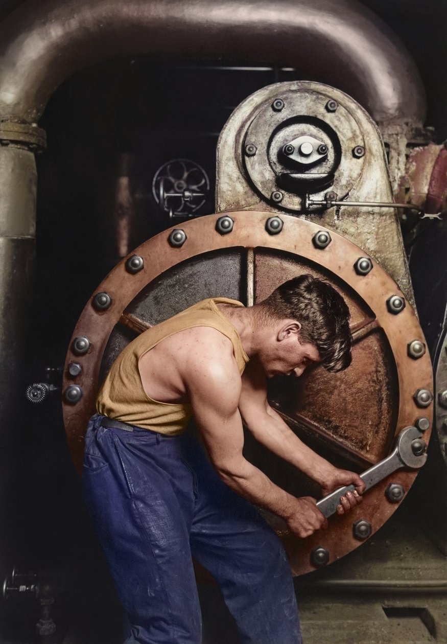 Power house mekaniker arbejder på damppumpe c.1920 (farvet foto) af Lewis Wickes Hine