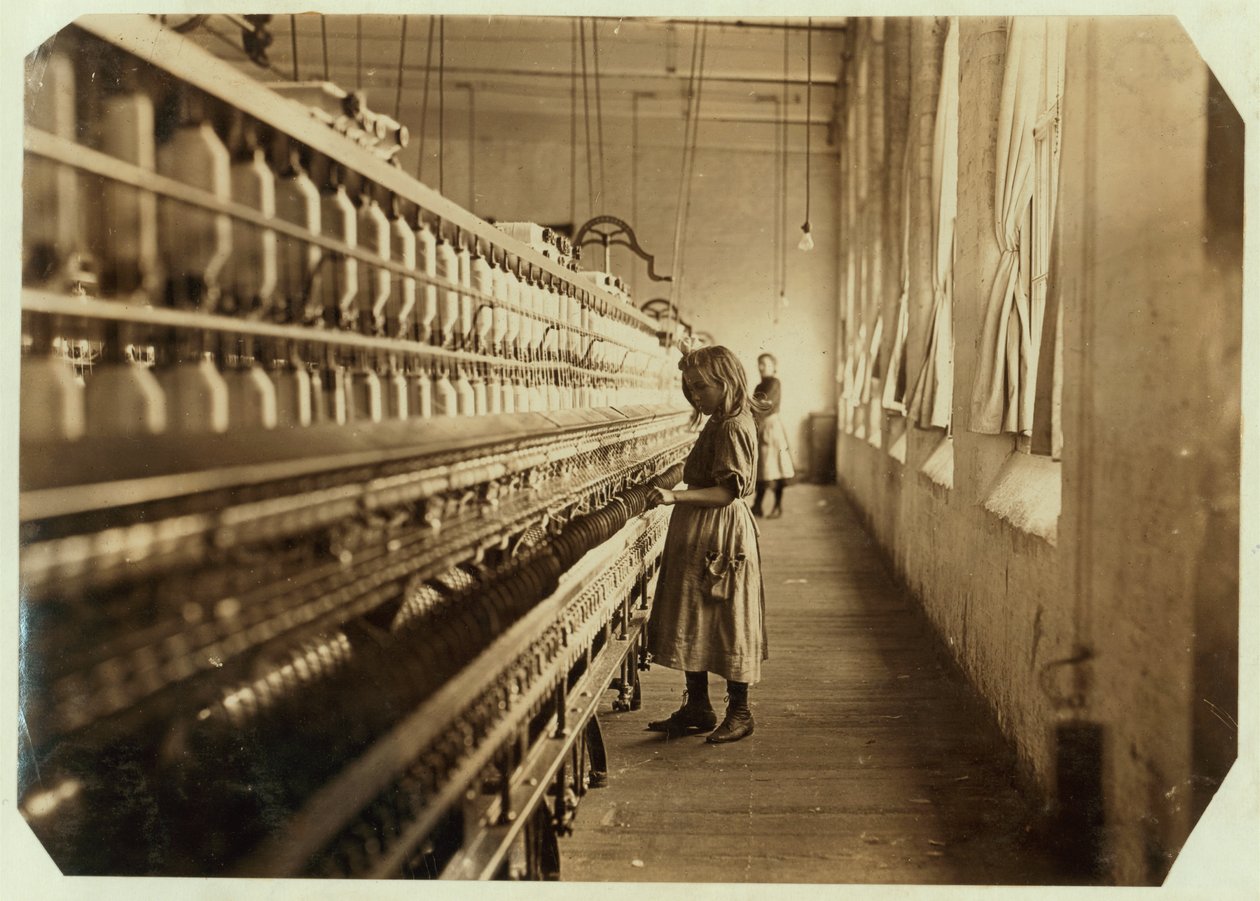 Sadie Pfeifer, kun 4 fod høj, har arbejdet i 6 måneder på Lancaster Cotton Mills, South Carolina, 1908 af Lewis Wickes Hine