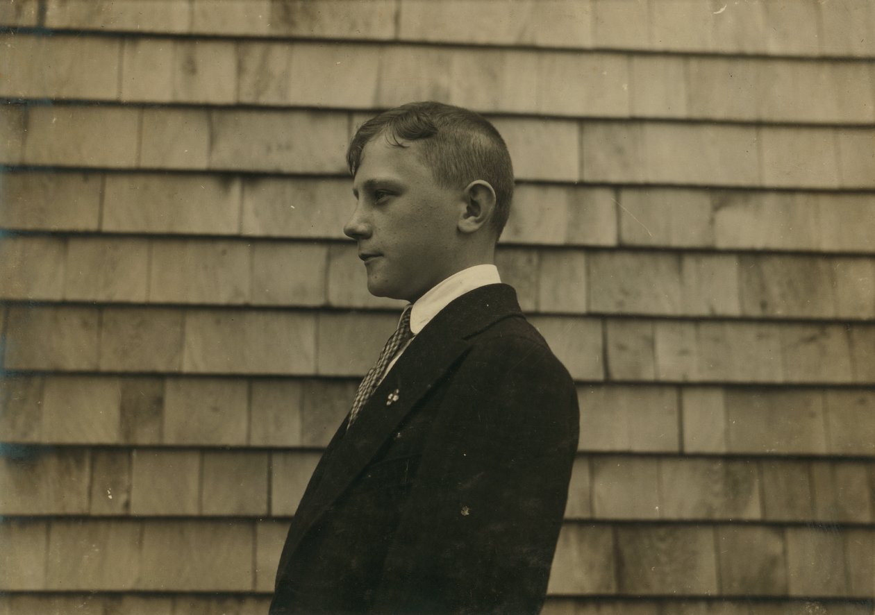 Bosætterdreng, fejemand og rengøringsmand i sit søndagstøj, Fall River, Massachusetts af Lewis Wickes Hine