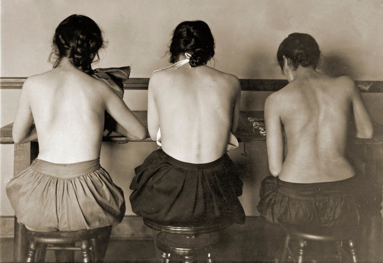 Symaskinepiger, ca. 1917 af Lewis Wickes Hine