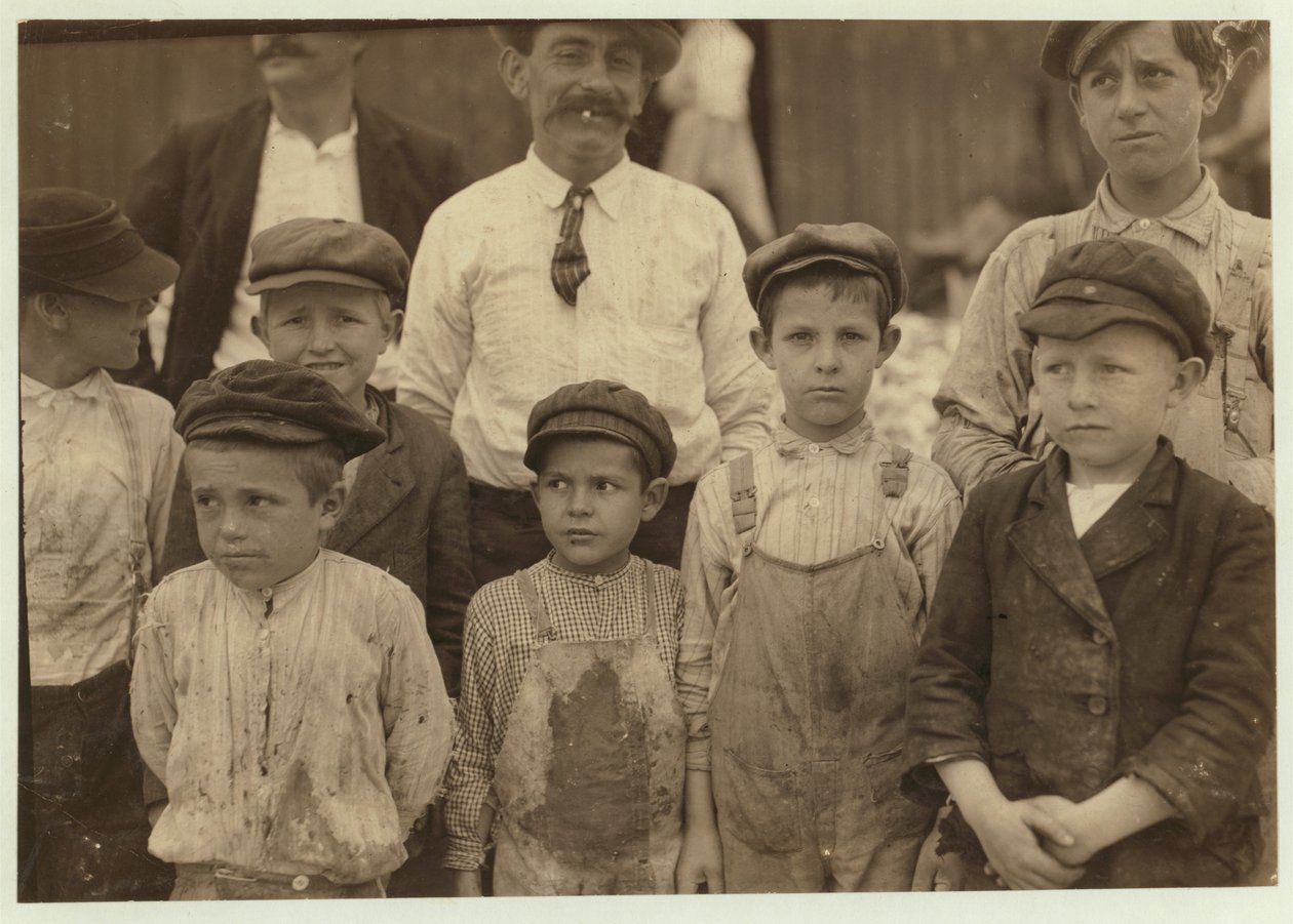 Rejeplukkere så unge som 5 og 8 år på Dunbar, Lopez, Dukate Co, Biloxi, Mississippi, 1911 af Lewis Wickes Hine