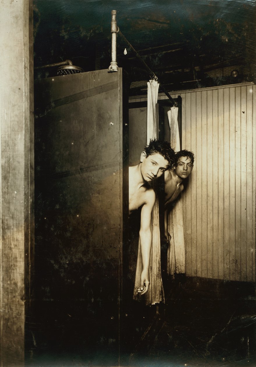 Telegraf drenge ved brug af brusebade, Posttlf. Co., Broadway, New York, 1910 af Lewis Wickes Hine