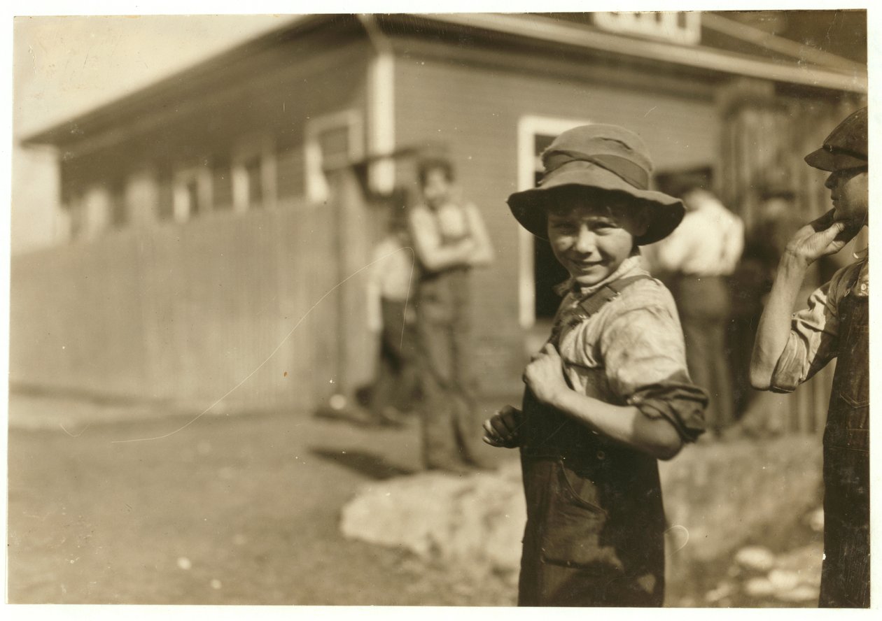 Ti år gamle Charlie Foster, ude af stand til at læse, med et fast job hos Merrimack Mills, Huntsville, Alabama, 1913 af Lewis Wickes Hine