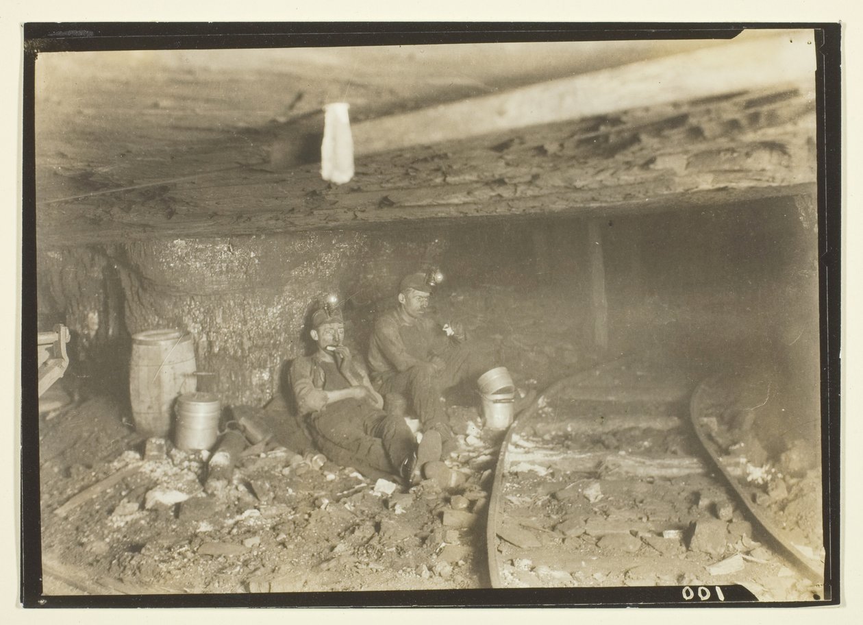 Disse minearbejdere kan lide deres frokost og et lille hvil i sådanne lavloftede indgange af Lewis Wickes Hine