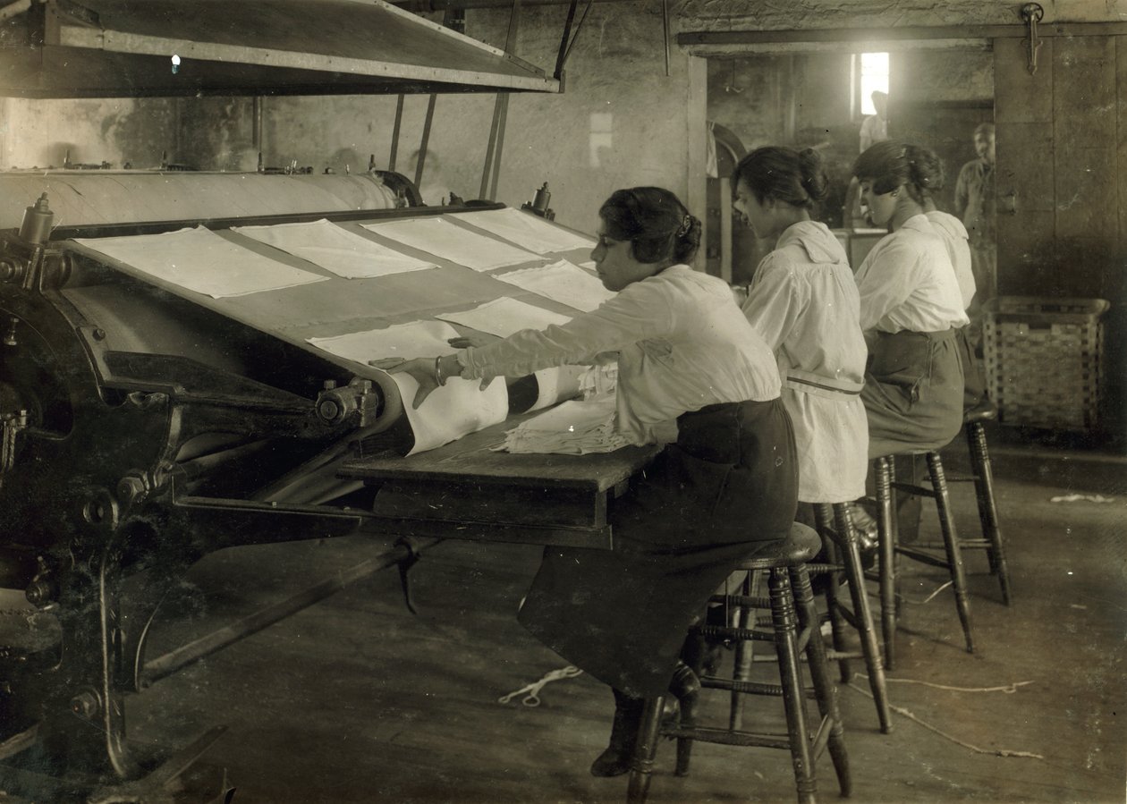 Tre unge teenagepiger, der arbejder ved Mangle på Bonanno Laundry, Boston, Massachusetts af Lewis Wickes Hine
