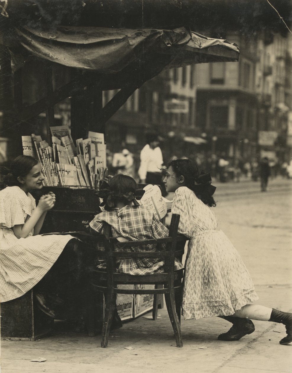Tre unge piger arbejder ved en aviskiosk på Canal Street i New York City. af Lewis Wickes Hine