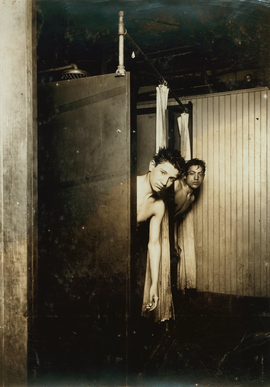 To drenge i bad hos Postal Telegraph Company, Broadway, New York City, New York, USA, ca. 1910 (sepia-fotografi) af Lewis Wickes Hine