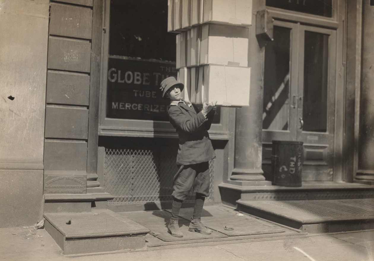 Vogndreng eller haledreng hjælper med at læsse vognen, ca. 1914. af Lewis Wickes Hine