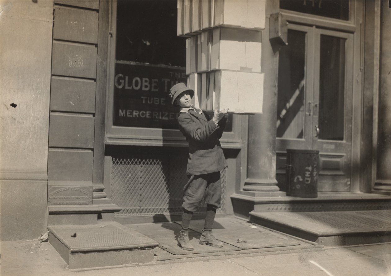 Vognmand eller "haledreng" hjælper med at læsse vognen, ca. 1914 (foto) af Lewis Wickes Hine