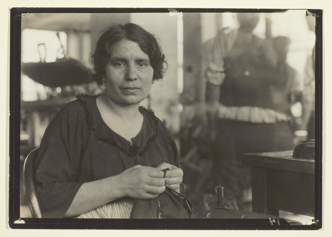 Kvindelig beklædningsarbejder af Lewis Wickes Hine