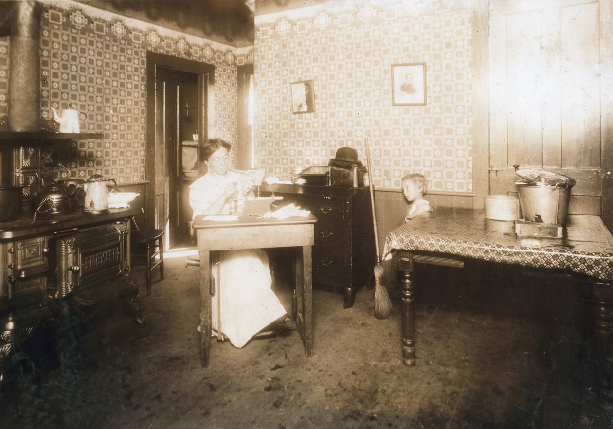 Kvinde indsætter børster i tandbørster i sit køkken, ca. 1912 af Lewis Wickes Hine