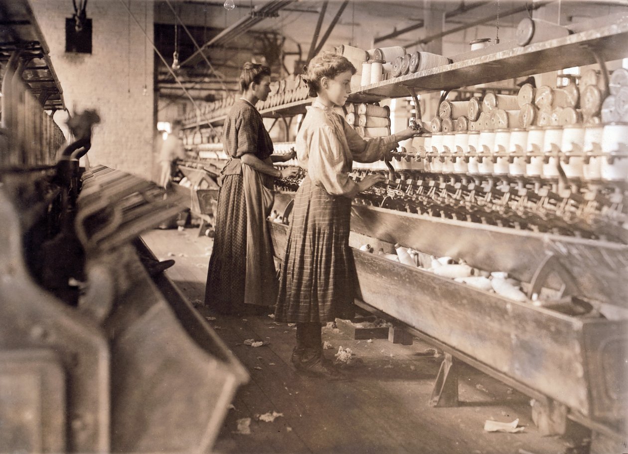 Kvinder, der arbejder på trods af at de er højgravide, på Globe Cotton Mill, Augusta, Georgia, pub. 1909 (fotogravure) af Lewis Wickes Hine