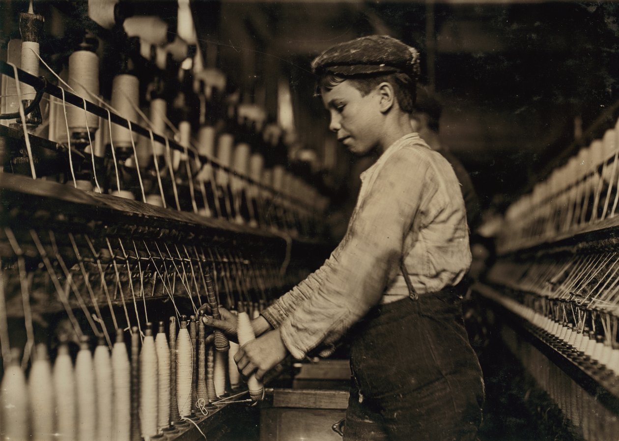 Ung dreng arbejder som Doffer i Globe Cotton Mill, Augusta, Georgia, USA, ca. 1909 af Lewis Wickes Hine