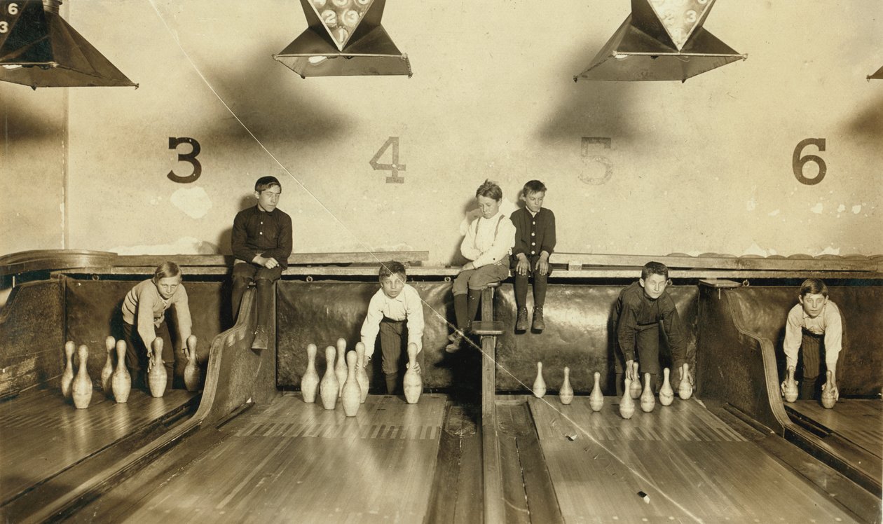 Unge drenge sætter bowlingpinde op på Arcade Bowling Alley Late at Night, Trenton, New Jersey, USA, ca. 1909 af Lewis Wickes Hine
