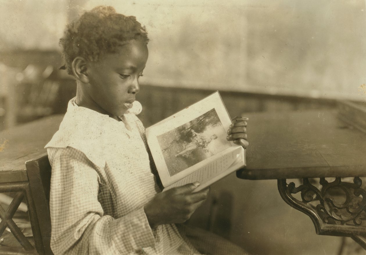 Ung pige læsebog i klasseværelset, Pleasant Green School, Marlinton, Pocahontas County, West Virginia, USA, ca. 1921 af Lewis Wickes Hine