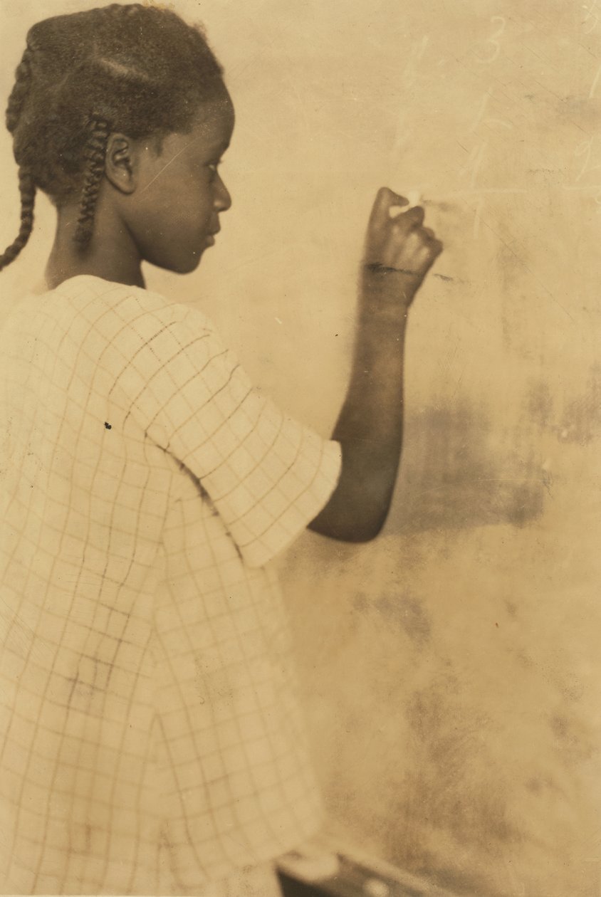 Ung pige, der skriver på tavle i klasseværelset, Pleasant Green School, Marlinton, Pocahontas County, West Virginia, USA ca. 1921 (sepia-billede) af Lewis Wickes Hine