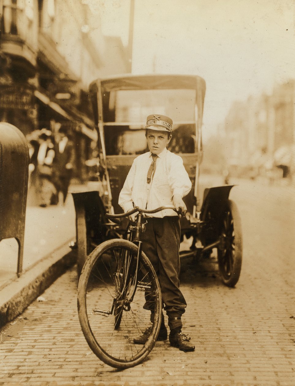 Ung teenagedreng arbejder som Post Telegraph Company Messenger, Wilmington, Delaware, USA, ca. 1910 af Lewis Wickes Hine