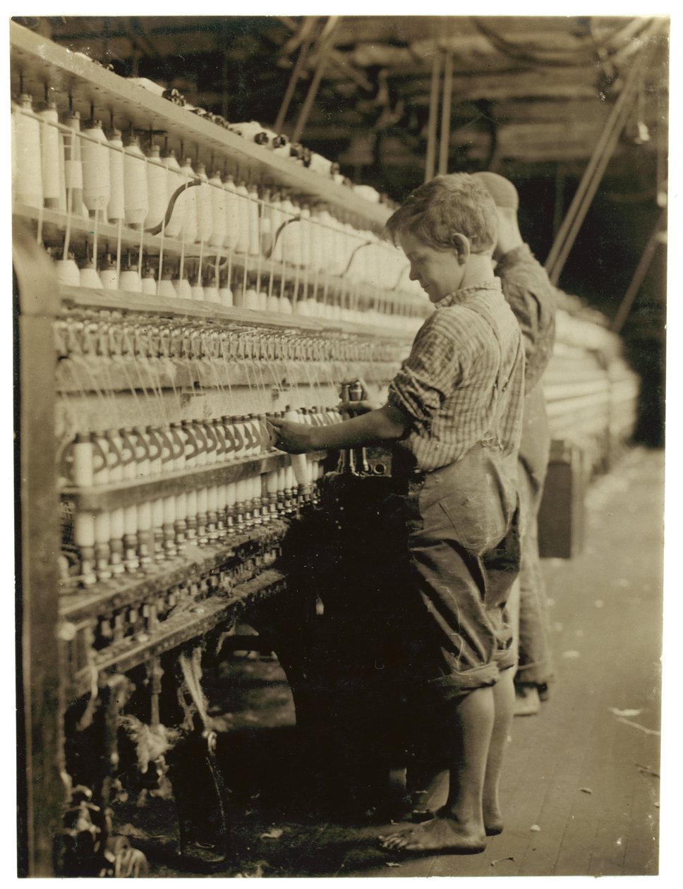 Unge doffers erstatter hele spoler i North Pownal, Vermont, 1910 af Lewis Wickes Hine