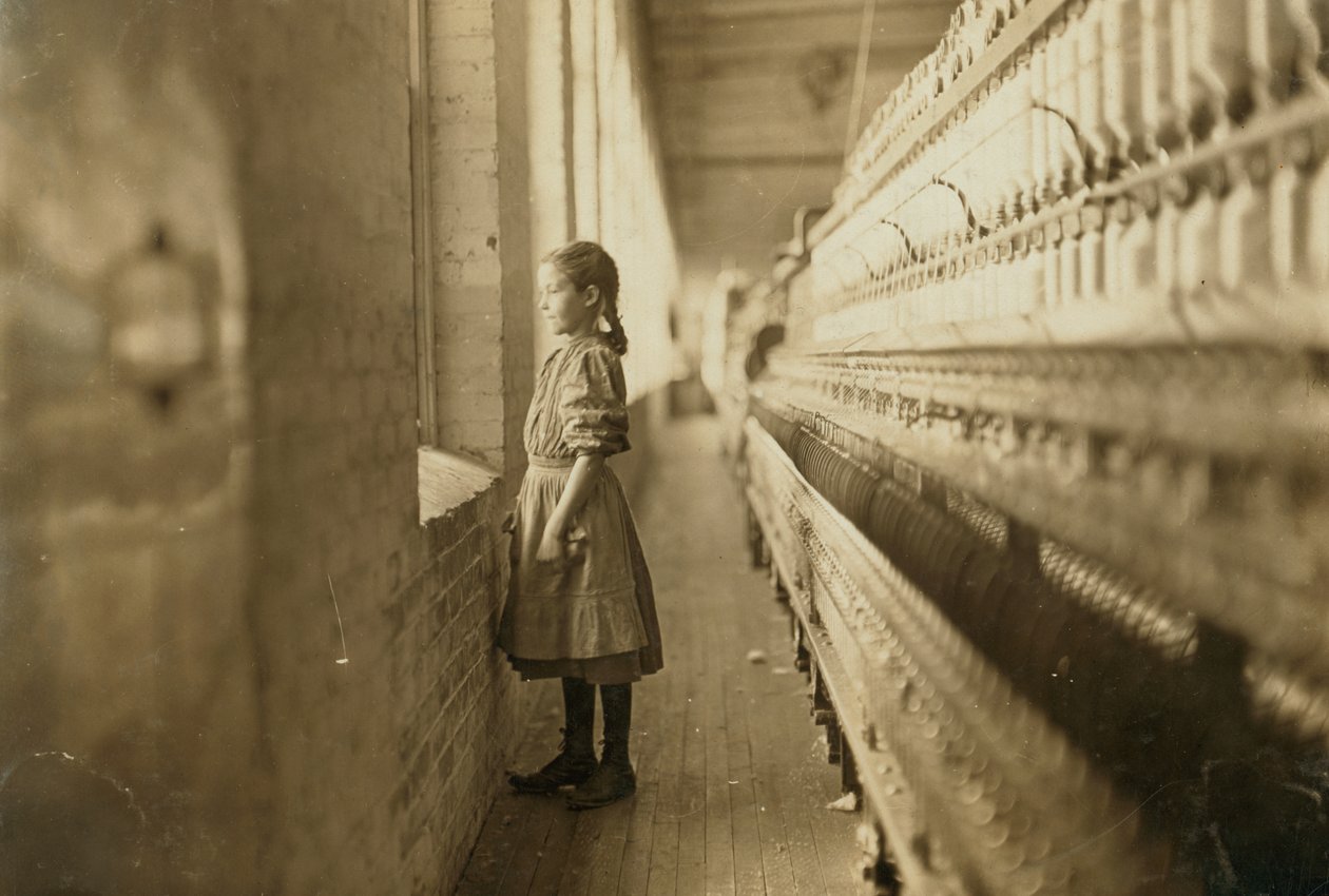 Ung pige, der arbejder i en mølle, Lincolnton, North Carolina, USA, ca. 1908 (s/h-foto) af Lewis Wickes Hine