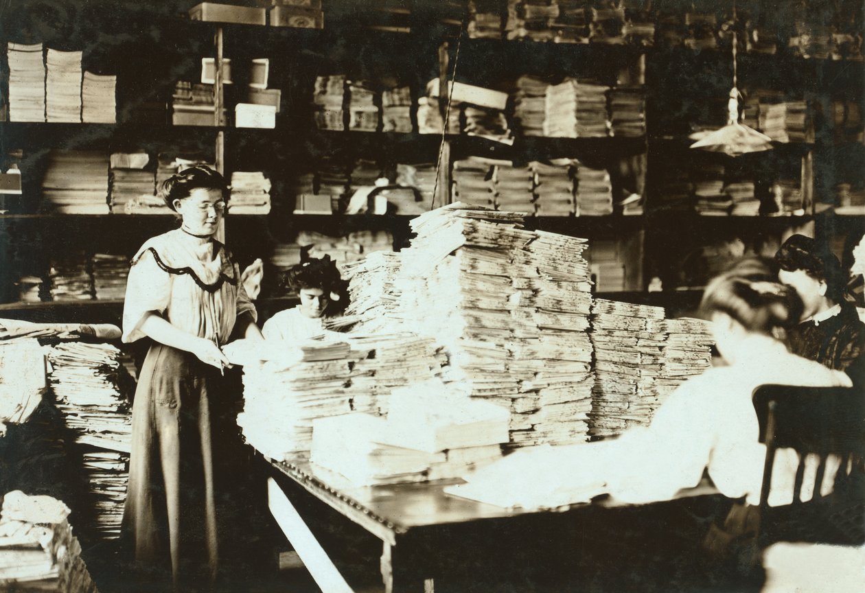 Unge kvinder sorterer papirer i et lagerrum, ca. 1905 af Lewis Wickes Hine