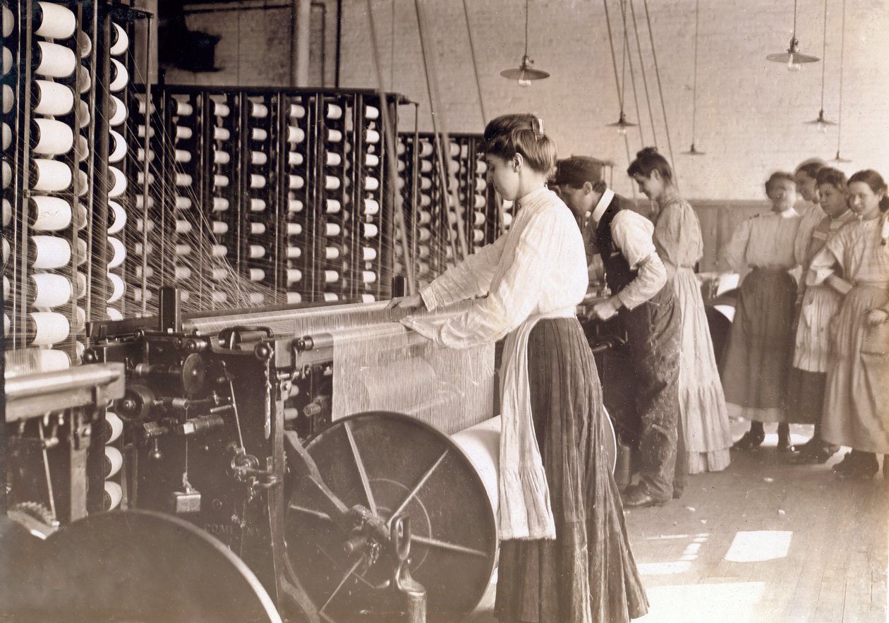 Unge kvinder, der arbejder ved en spindemaskine i en bomuldsmølle, South Carolina, 1908 af Lewis Wickes Hine