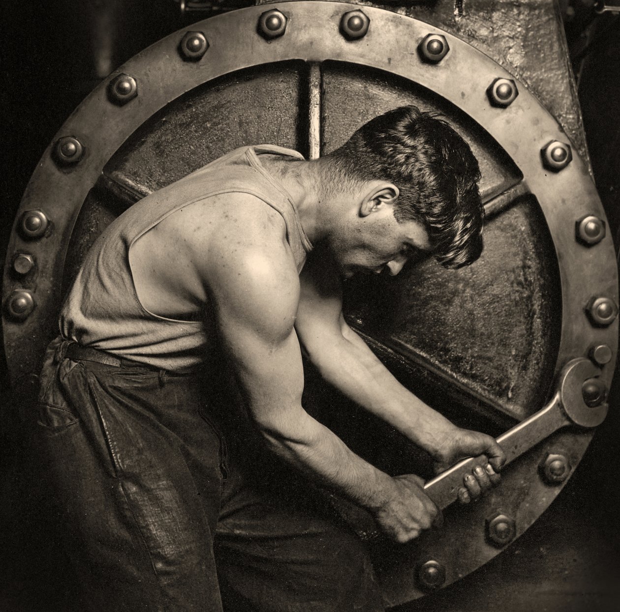 nærbillede af en kraftværksmekaniker, der arbejder på damppumpe ca. 1920 (foto) af Lewis Wickes Hine