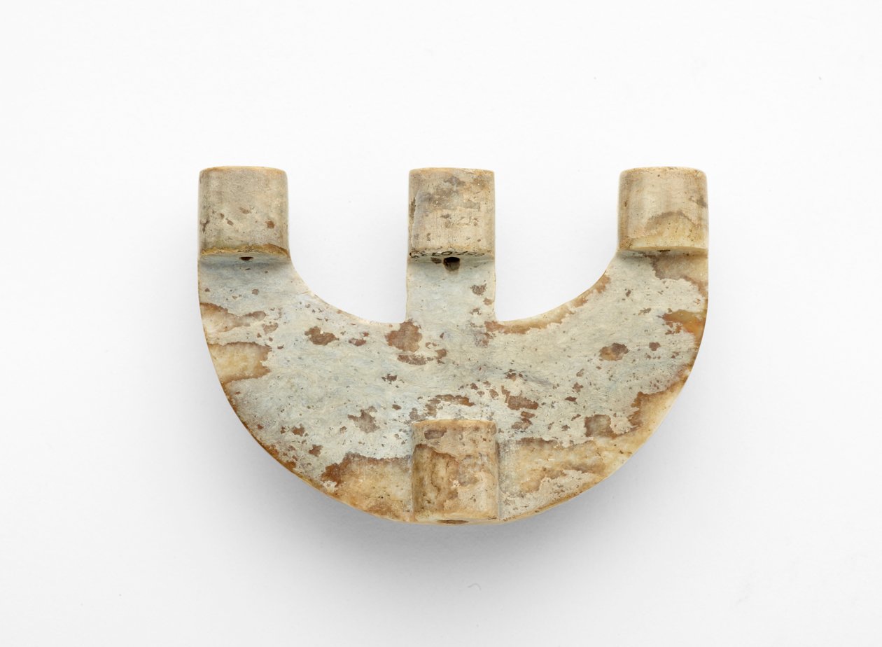 Bueformet vedhæng, med tilføjet dekoration, ca. 3300-2250 f.Kr af Liangzhu culture
