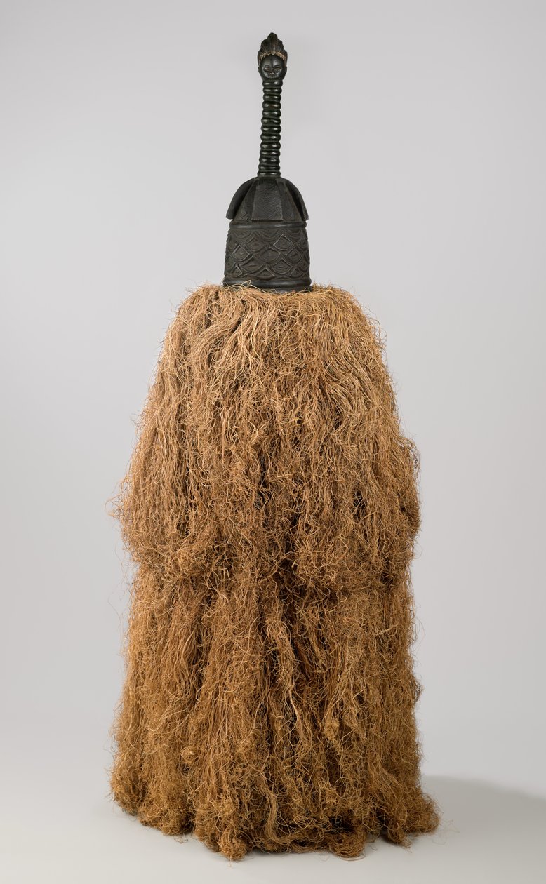 Hjelmmaske (Gbetu) med Raffia-kostume, Gola, 20. århundrede (træ, pigment, metal, raffia) af Liberian Liberian