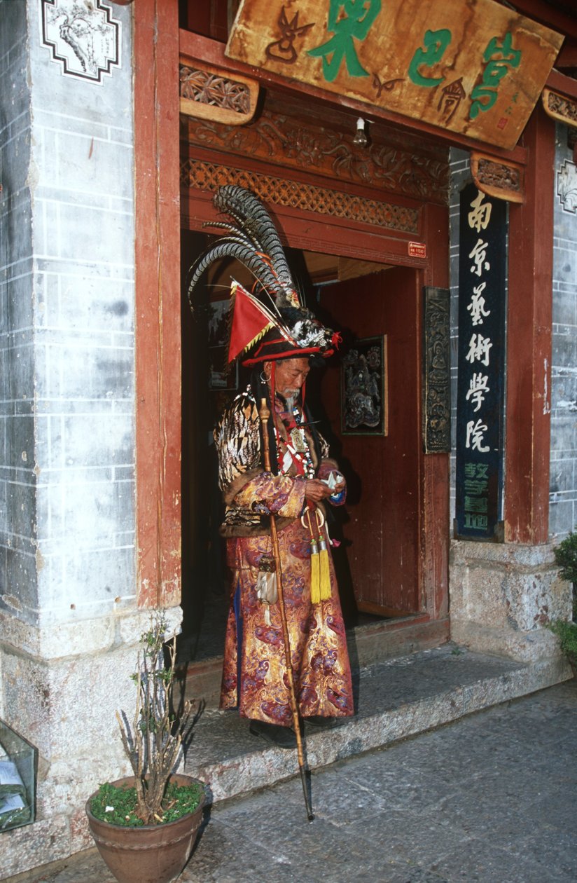 Kina, Yunnan, l i sauce, fuld i traditionelt NA Xi-kostume af Unbekannt Unbekannt