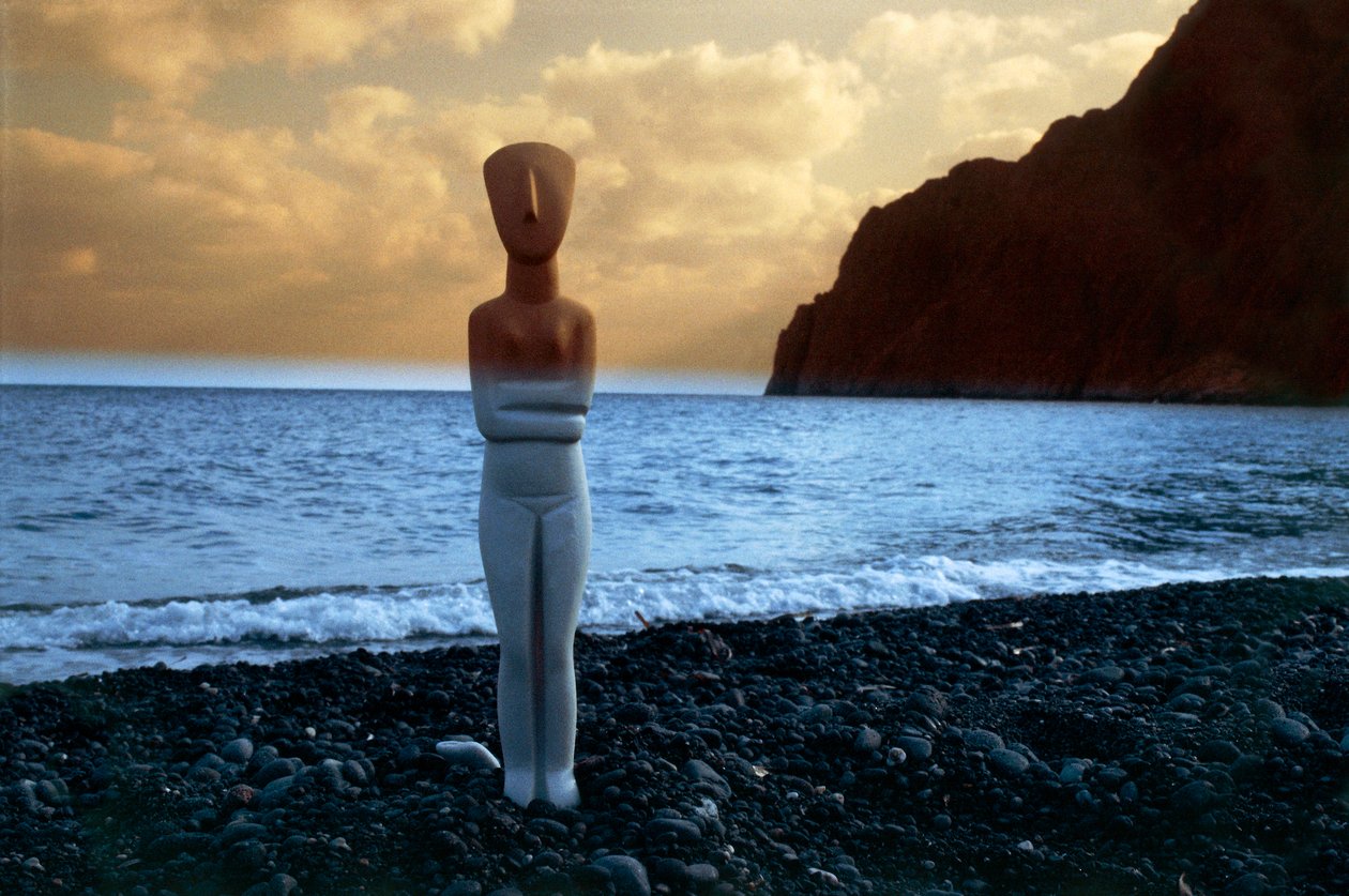 Kykladisk idol på stranden, Kykladerne, Grækenland, kykladisk civilisation (foto) af Unbekannt Unbekannt