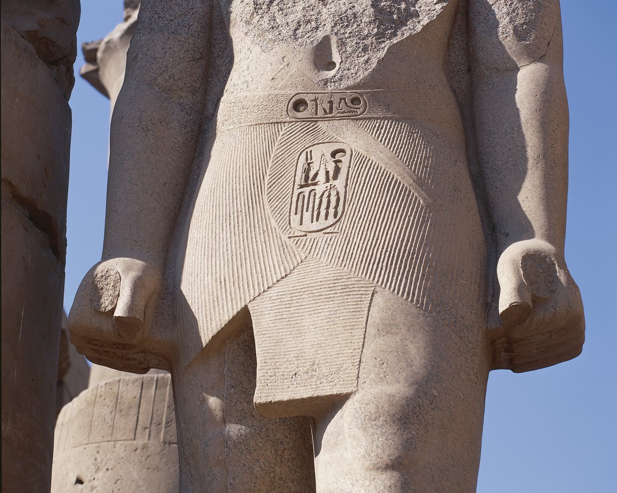 Detalje af kolossal statue af farao med kartouche af Court of Ramses II af Unbekannt Unbekannt