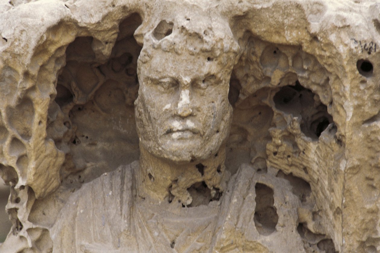 Egypten, Alexandria, Katakomberne i Kom-esh-Shuqafa, Interiør af hypogeum, detalje af en statue af Unbekannt Unbekannt