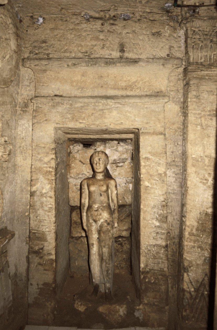 Egypten, Alexandria, Katakomberne i Kom-esh-Shuqafa, Interiør af hypogeum, niche med kvindestatue af Unbekannt Unbekannt