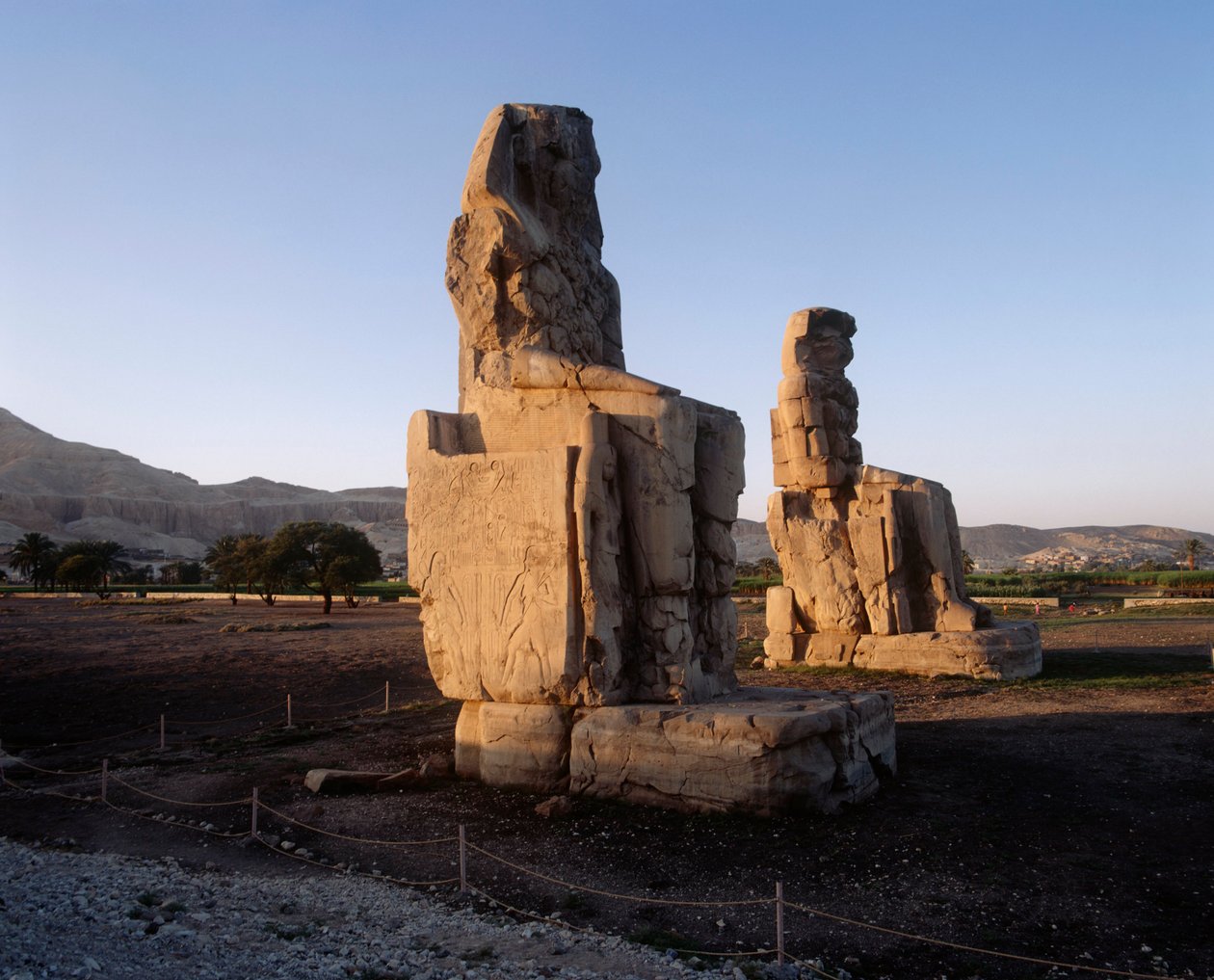 Egypten, Luxor Governorate, Karnak, Statuer af Amenhotep III af Unbekannt Unbekannt