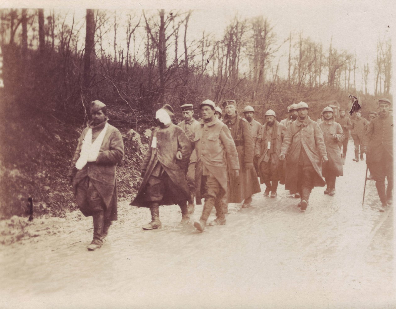 Februar 1917 - Verdun-Front franske fanger såret eskorteret tilbage af tyske soldater af Unbekannt Unbekannt