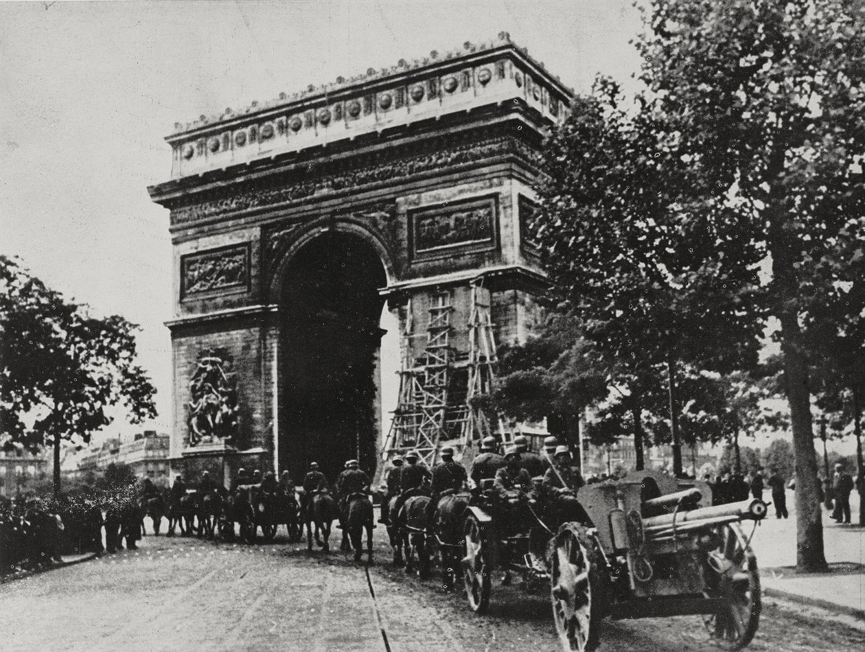 Tyske tropper paraderer ned ad Place de l